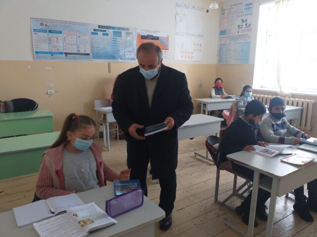 Schoolchildren_resultat “Education and Ecology” textbook is being distributed among teachers and schoolchildren of Dzoraglukh village ©Shen NGO